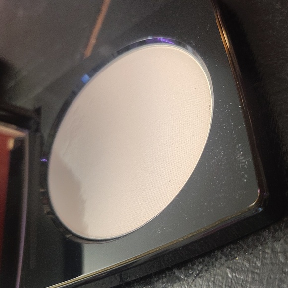 Bobbi Brown Sheer Finish Pressed Powder- SOFT PORCELAIN SHADE - Picture 10 of 11